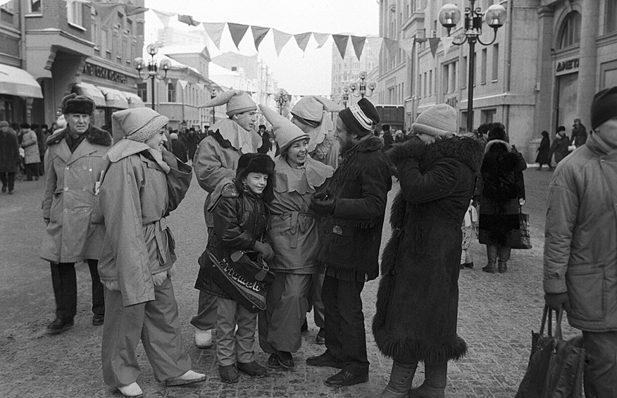 В дни новогодних праздников на пешеходной улице Старый Арбат, 1987 год