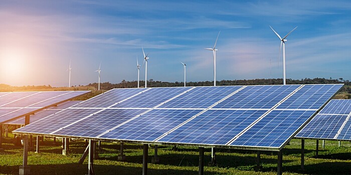 Мирзиеев посетил завод по производству солнечных панелей в Ташкентской области