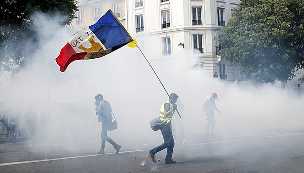 Парижская полиция применила слезоточивый газ против колонны "желтых жилетов"