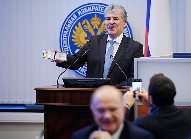 Директор "Совхоза имени Ленина" Павел Грудинин на регистрации в Центральной избирательной комиссии РФ в качестве кандидата на пост президента России.