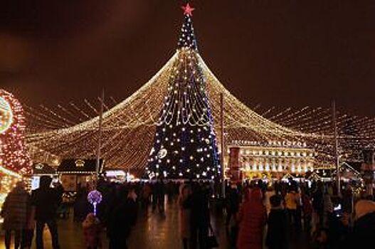 Новый год закончен: в Белгороде разбирают праздничное убранство и елку