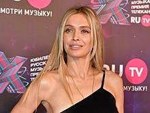 Вера Брежнева показала фото в сияющем топе-бюстье