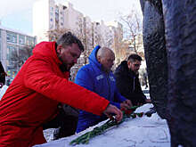 Более 200 человек провели памятную акцию у монумента юным подпольщикам в Москве