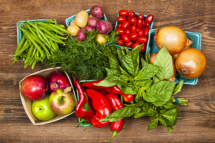 Овощи и фрукты. Британские исследования показали, что антиоксиданты в свежих фруктах и ​​овощах снижают риск возникновения депрессии. Фолиевая кислота и витамин B, содержащиеся в бобовых, цитрусовых и темно-зеленых овощах, влияют на нейротрансмиттеры, которые отвечают за настроение.