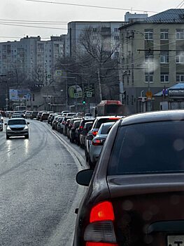 Саратовцы стоят в жутких пробках перед Новым Годом