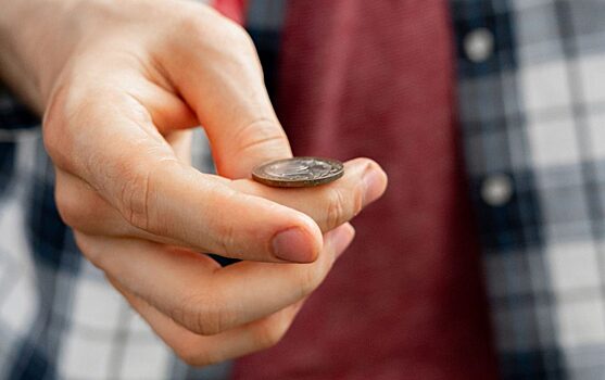 «КП»: ученые выяснили, что орел при подбрасывании монетки выпадает чаще