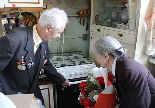 Екатеринбургские ветераны получили к празднику новые газовые плиты