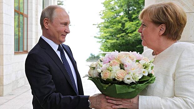 Меркель обеспокоила высылка дипломатов перед встречей с Путиным