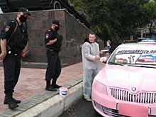 Саратовец окрасил чешский автомобиль в розовый цвет в поддержку российских памятников в Праге