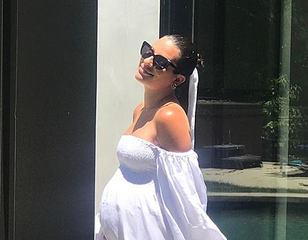 Скоро в роддом: босая звезда «Хора» Лиа Мишель придерживает огромный беременный живот в белоснежном платье