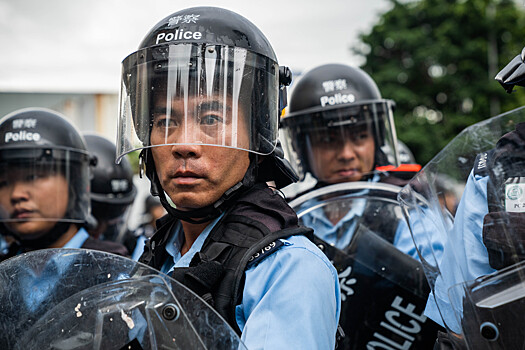 Гонконгских полицейских облили неизвестной жидкостью