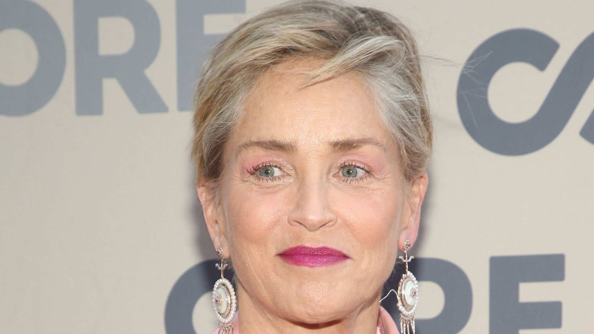 Актриса sharon. Шеро струн в молодости. Шерае стоуин. Шэрон стоун сейчас. Шеран стоун в молодости.