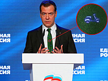 Медведев рассказал, кто выбирает ему галстук