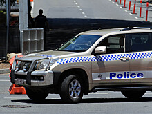 Полиция Новой Зеландии случайно нашла похищенных женщин в багажнике машины, которая упала с моста во время погони за подростками-угонщиками