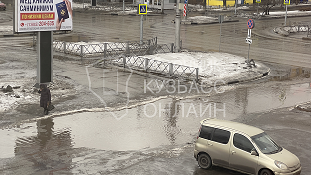 Вода залила дорогу на новокузнецком перекрестке