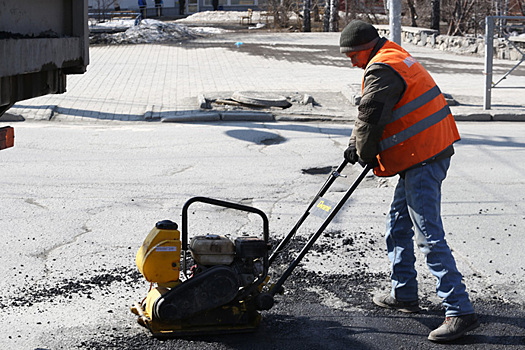 Будем требовать устранять дефекты за свой счет: Андрей Травников об укладке асфальта в снег
