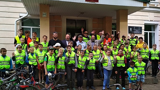 В Гдове юным велосипедистам вручили световозвращающие жилеты
