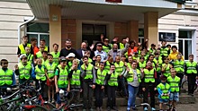 В Гдове юным велосипедистам вручили световозвращающие жилеты