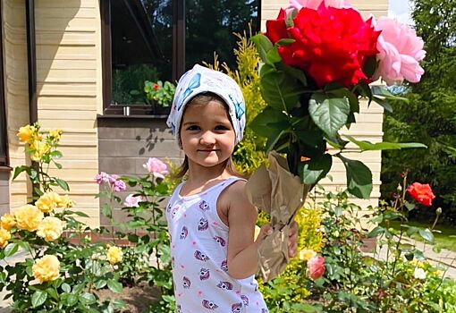 3-летняя дочь Татьяны Волосожар провела экскурсию по розарию возле дома