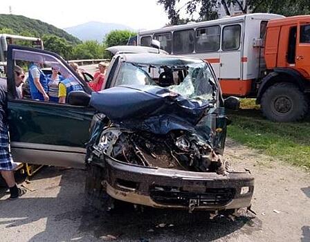 В Приморье КамАз смял иномарку