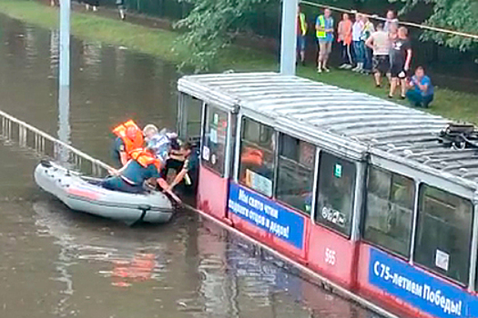 Застрявшим в трамвае из-за потопа россиянам пришлось выбираться из лужи на лодке