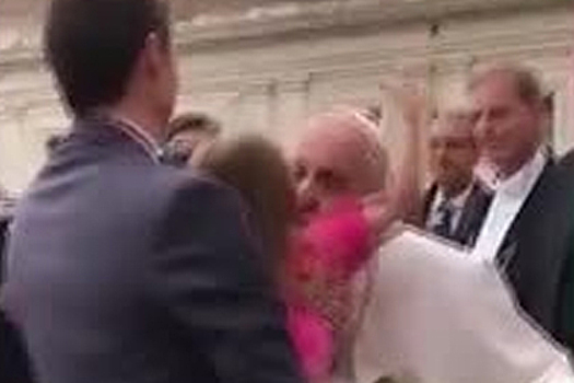 Маленькая девочка стащила пилеолус Папы Римского
