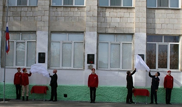 На фасаде волгоградской школы увековечили память о двух героях СВО