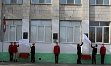 На фасаде волгоградской школы увековечили память о двух героях СВО