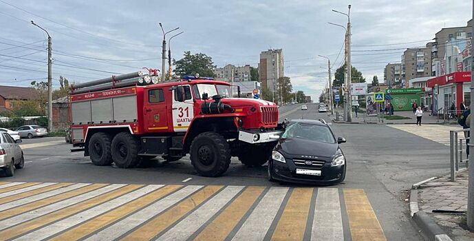 Машина огнеборцев в донской столице разбила компакт-кар