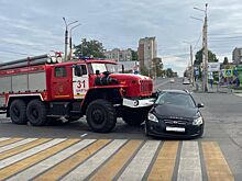 Машина огнеборцев в донской столице разбила компакт-кар