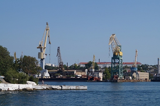 На Севастопольском морском заводе возродили традицию присвоения имен новым плавкранам