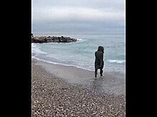 Видео: девушка в пуховике искупалась в Черном море