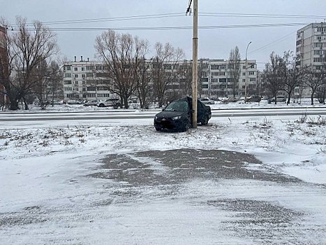 В Волгодонске молодой водитель врезался в опору ЛЭП