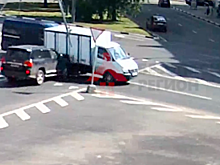 В сети появилось видео серьезного ДТП в Ярославле с опрокидыванием «Газели»