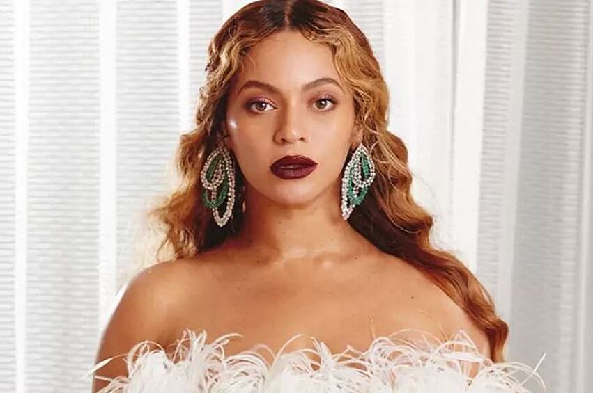 Бейонсе. Певица любит вставлять в песни крепкое словцо, а заглушить их не всегда удается. Сотрудникам звезды тоже живется не сладко: всегда наготове должна быть туалетная бумага красного цвета, белые тюльпаны без тычинок. Им разрешается носить одежду только из хлопка.