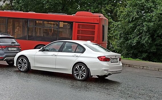 В Казани у неплательщика налогов арестовали BMW прямо на дороге