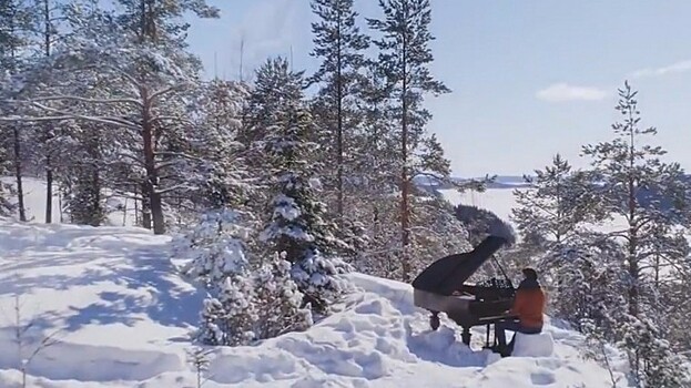 Петербургский пианист сыграл на рояле на заснеженной вершине горы — видео