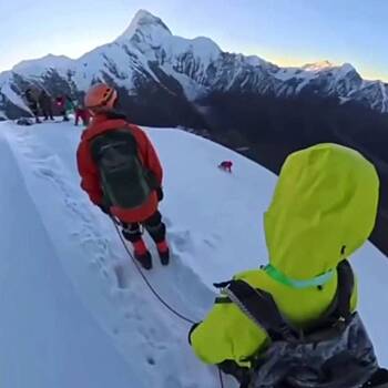 Мужчина хотел сфотографировать друзей на высоте более 5000 метров и сорвался