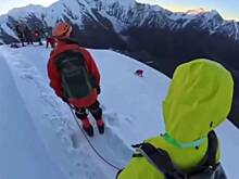 Мужчина хотел сфотографировать друзей на высоте более 5000 метров и сорвался