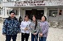 Сотрудники СИЗО-1 УФСИН России по Республике Калмыкия в рамках акции «Цветочный патруль» подарили жительницам Элисты тюльпаны