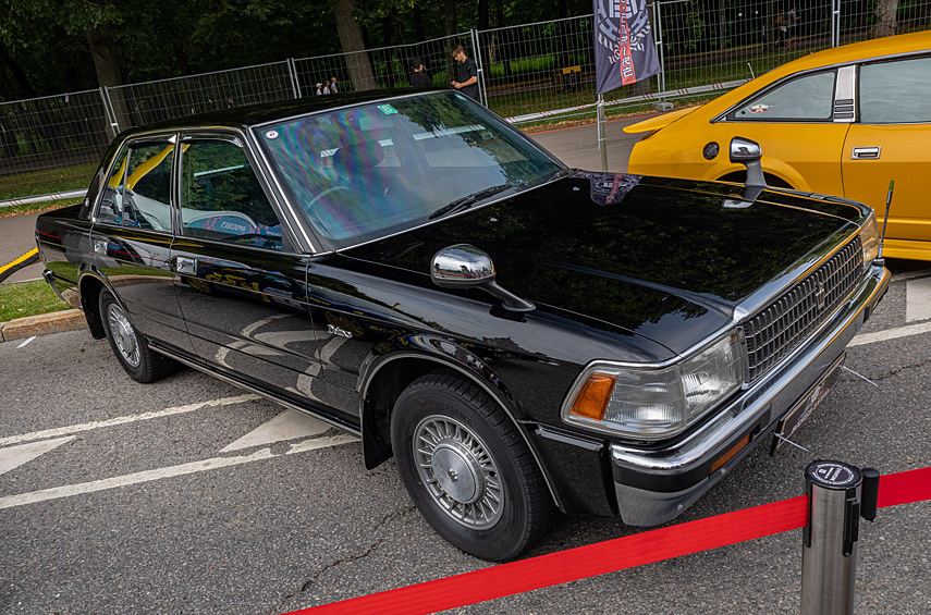 А музей Buckets Empire привез к МГУ японские ретроавтомобили. На фото Toyota Crown 1988 года.