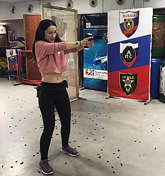 Виктория Дайнеко учится стрелять из оружия
