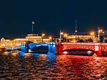 В Петербурге в честь 8 марта мосты подсветят в цвета флага России