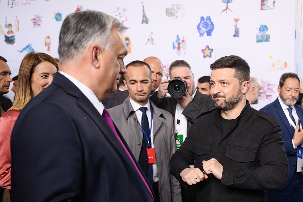 Песков: Киев шантажирует Венгрию и Словакию