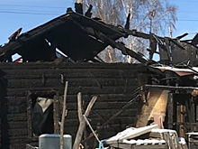 В Новосибирской области в селе Верх-Тула семья чудом спаслась из пожара, но огонь уничтожил дом