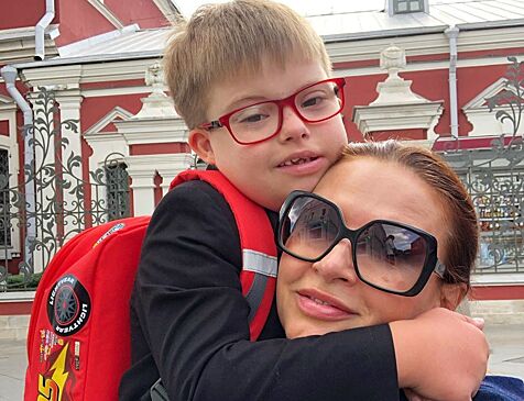 Эвелина Бледанс похвасталась успехами особенного сына в школе