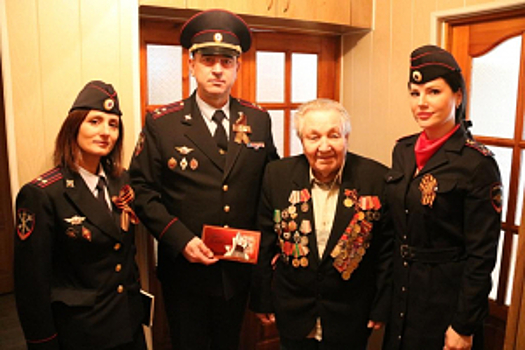 В Брянске полицейские и общественники поздравили ветеранов с Днем Победы