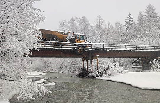 В Селемджинском районе грузовик повредил мост и заблокировал проезд