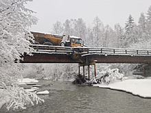 В Селемджинском районе грузовик повредил мост и заблокировал проезд