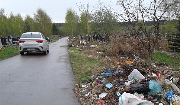 «Мусор разлетается на могилы!»: нижегородцы возмутились состоянием аллей ветеранов ВОВ на кладбищах